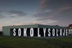 Sportovní areál v Praze-Lysolajích od studia knesl kynčl architekti