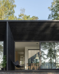 Nedaleko švédského Göteborgu stojí Villa Jägersro. V ní si mladá rodinu užívá výhledů na jezero a okolní přírodu.