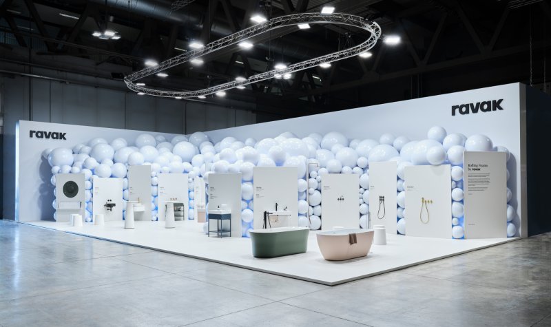 Česká společnost Ravak se prezentuje na milánském Salone del Mobile. Jejich ambientní, vizuálně atraktivní expozici navrhlo renomované autorské duo Vrtiška & Žák.