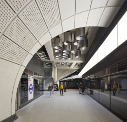 Komunikace jsou stejné, vestibuly však mají vlastní architekty a image. Zde Tottenham Court Road (Elisabeth Line v Londýně, Grimshaw, Maynard, Equation a Atkins)