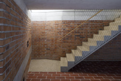 Pohled do interiéru (Bytový dům na Malé Straně; architektonický ateliér Ladislava Lábuse)