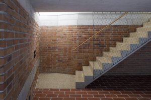 Pohled do interiéru (Bytový dům na Malé Straně; architektonický ateliér Ladislava Lábuse)