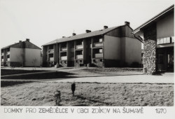 Naděžda Dvořáková (spolupr. Antonín Dvořák), Domy pro zemědělce, Zdíkov na Šumavě, 1970