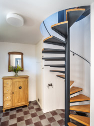 Do druhého patra, tedy do podkroví, se majitelé dostanou po točitém kovovém schodišti s dřevěným obložením. (Rekonstrukce staré chalupy, Vladimír Balda)