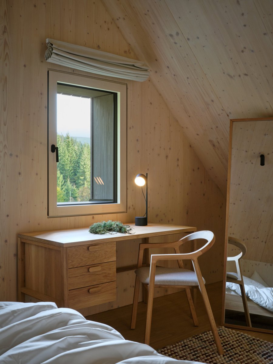 Pohled do interiéru horního patra (Chalupa Na Kukačkách; edit! architects)
