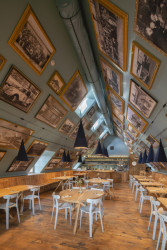 Obrazy a "klobouková" svítidla tady nejsou jen taky, jsou ze speciálního materiálu, který pohlcuje zvuk. (Restaurace u Matěje, navrhl Stanislav Fiala)