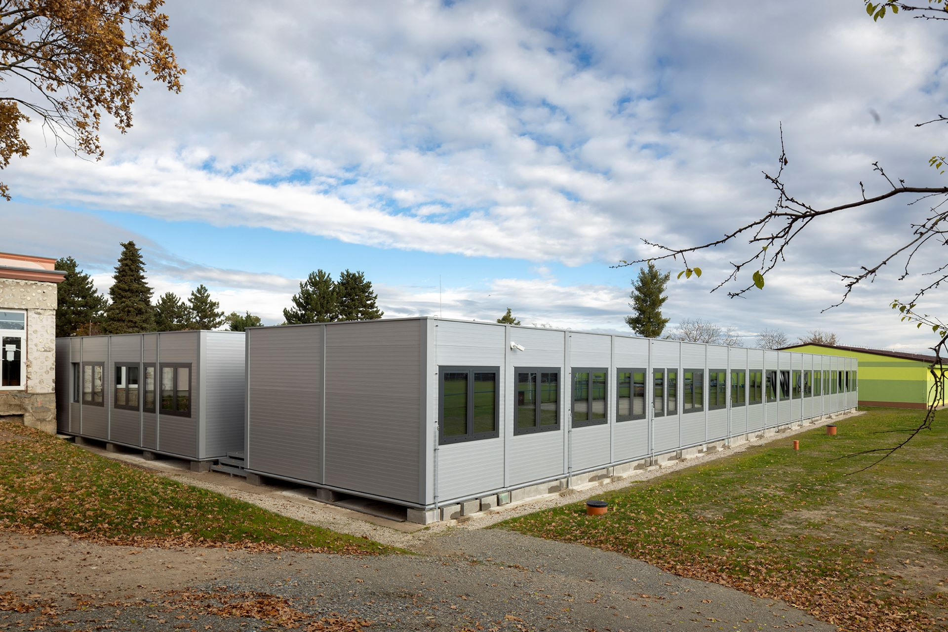 Disponuje deseti velkými třídami a šesti menšími učebnami na odborné výchovy a dělené hodiny.