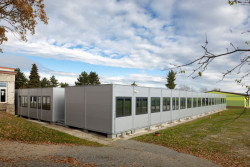 Disponuje deseti velkými třídami a šesti menšími učebnami na odborné výchovy a dělené hodiny.