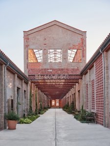 Nově vzniklá uliční pasáž (Sociální projekt v bývalé textilní továrně; H ARQUITECTES)