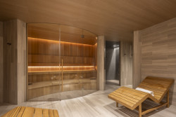 Oválná sauna v šatnách Fairmont Spa & Wellness