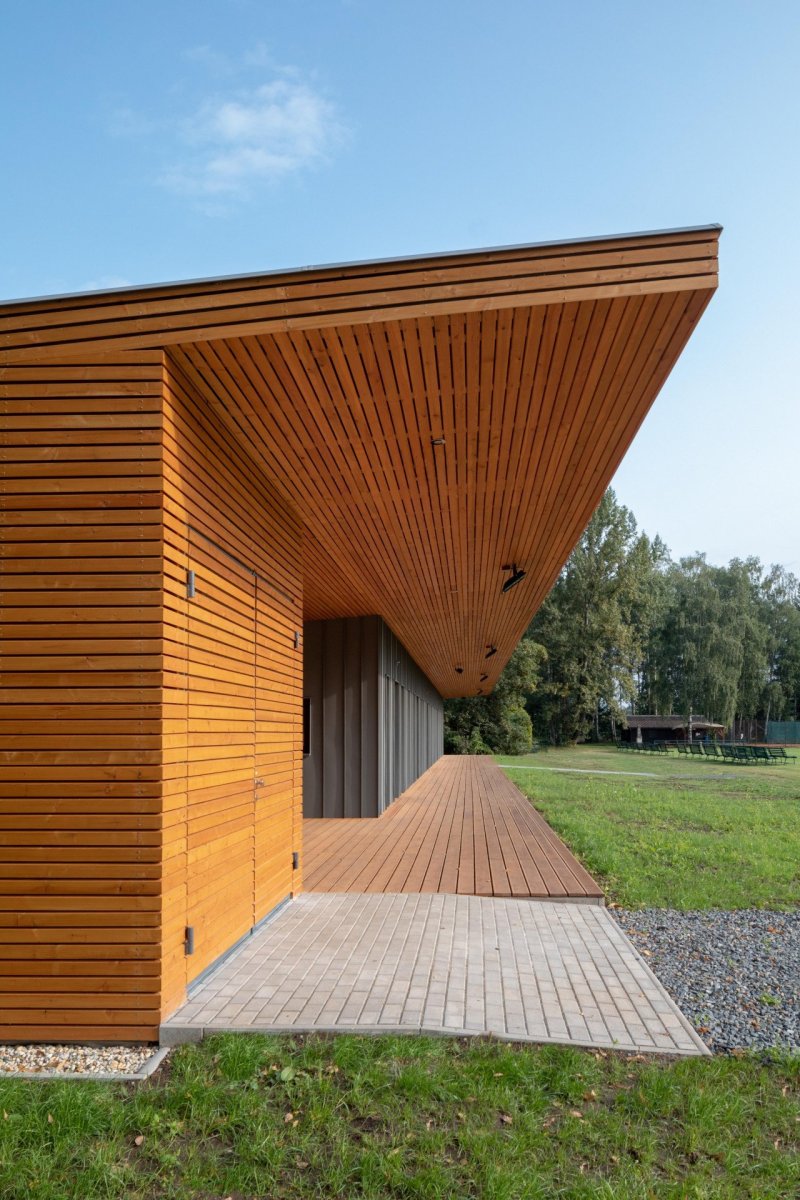 Zázemí fotbalistů TJ Vlčovice od Kamil Mrva Architects
