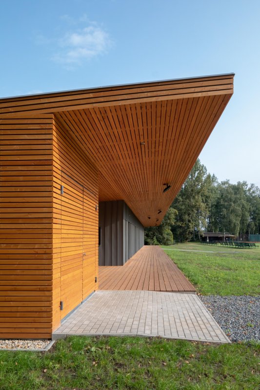 Zázemí fotbalistů TJ Vlčovice od Kamil Mrva Architects