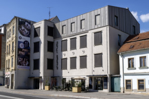 V objektu se nachází dvacet butikových pokojů, společné prostory a kavárna. (Hotel Bronzo v Brně; Ateliér Štěpán)
