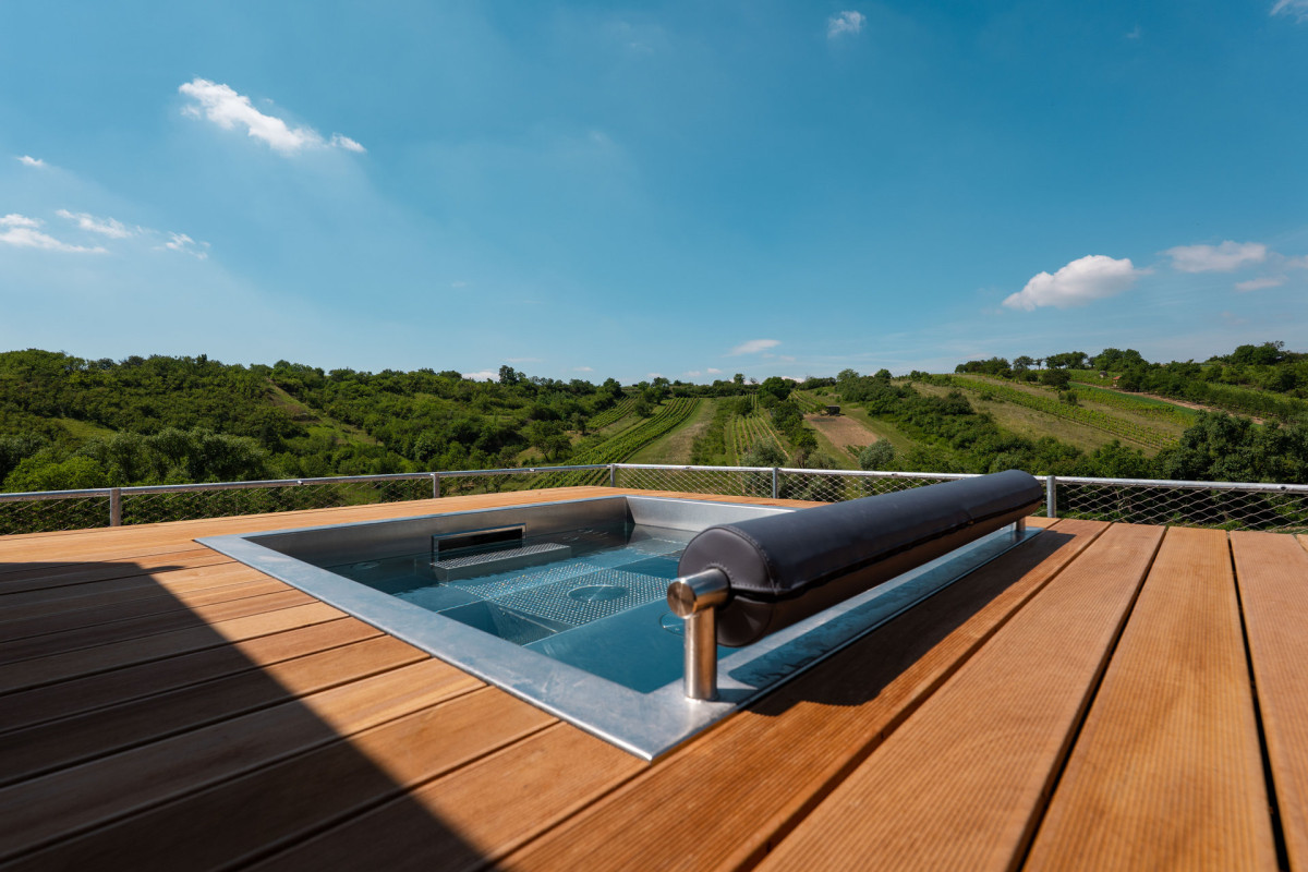 A také jedna soukromá vířivka, která se dá pronajmout individuálně. (ARTEVINI Resort & Winery u Velkých Pavlovic; znamení čtyř – architekti)