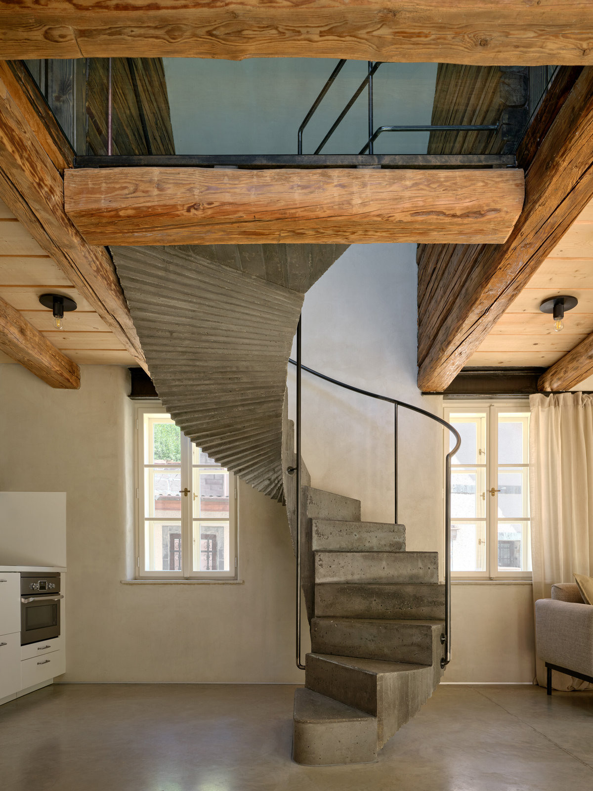 Schodiště zpřístupňuje patro. (Bukovanský domeček; SENAA architekti)