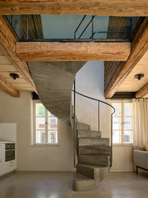 Schodiště zpřístupňuje patro. (Bukovanský domeček; SENAA architekti)
