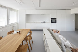 Interiér je převážně bílý.