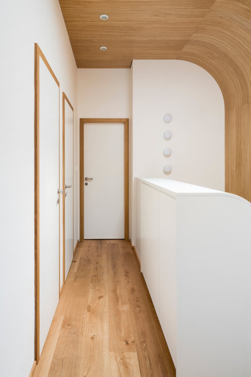 Rekonstrukce interiéru žižkovského mezonetu v Praze od No Architects
