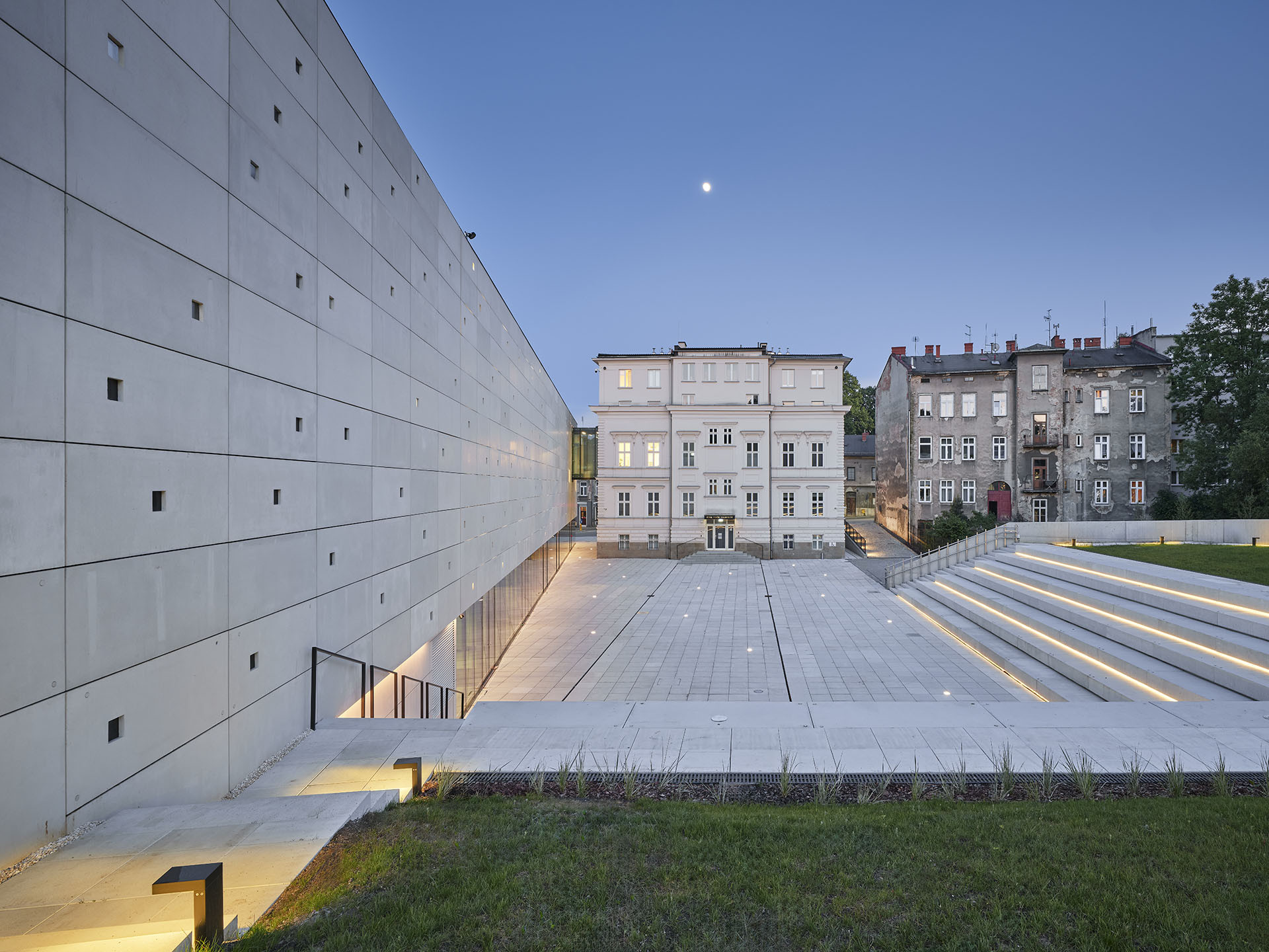 V parteru nové budovy se nachází foyer, recepce, obchod se suvenýry a bufet. (Interaktivním centru pohádek a animace OKO v Bílsko-Bělé v Polsku, Nizio Design International)