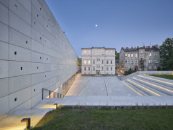 V parteru nové budovy se nachází foyer, recepce, obchod se suvenýry a bufet. (Interaktivním centru pohádek a animace OKO v Bílsko-Bělé v Polsku, Nizio Design International)