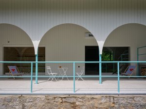 Nechybí bufet. (Zázemí Lesního koupaliště, Mjölk architekti, Marie Vondráková)