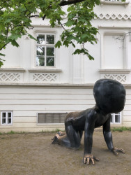 Před muzeum klečí několik soch Davida Černého, které milují především turisté