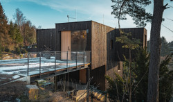 S ulicí dům spojuje lávka, na které se dá také parkovat. (Dům Větrník v Ruprechticích od atakarchitekti)