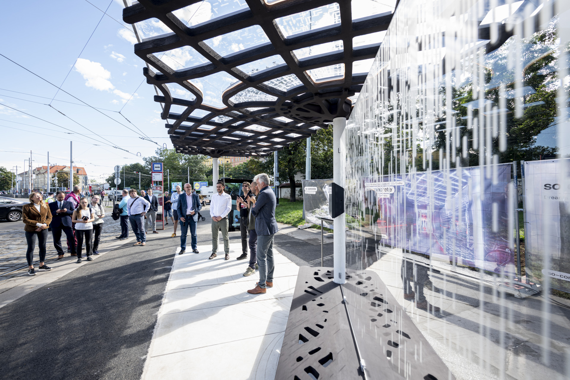 Přístřešek byl vyrobený technologií robotického 3D tisku ultra-vysokopevnostního betonu (UHPC)