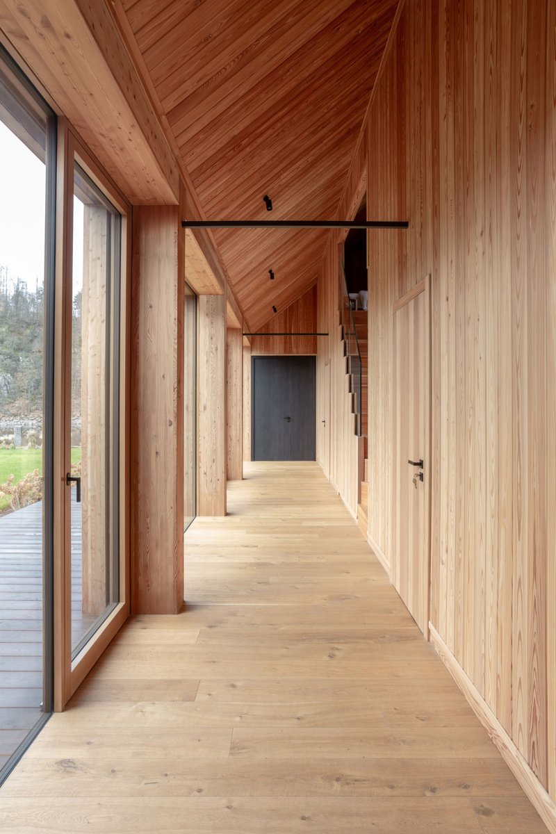 Pohled do chodby (Usedlost na Slapech, edit! architects)