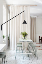 Na barové židli u vysokého stolu jste v neustálém kontaktu s kavárenským ruchem. (Mezi Srnky, Markéta Bromová Architekti)