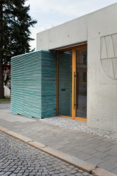 Hlavní vstup do prodejny s arcibiskupským vínem (Vstupní objekt do zámeckých sklepů s trafostanicí v Kroměříži od Atelier Štěpán)