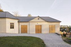 Nově se objekt člení do tří samostatných provozních celků – samotné smuteční síně, veřejných toalet a zázemí pro správce.  (Smuteční síň ve Vimperku, Jakub Vašek)