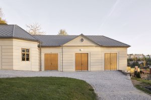 Nově se objekt člení do tří samostatných provozních celků – samotné smuteční síně, veřejných toalet a zázemí pro správce.  (Smuteční síň ve Vimperku, Jakub Vašek)