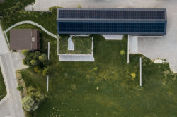 K JZD zády, k přírodě čelem (Sídlo a showroom Janošík, Jakub Janošík)