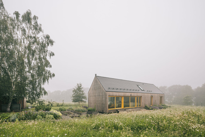 Dům do přírodního rámce zapadá.(Dům u České Lípy, XYLO Atelier)