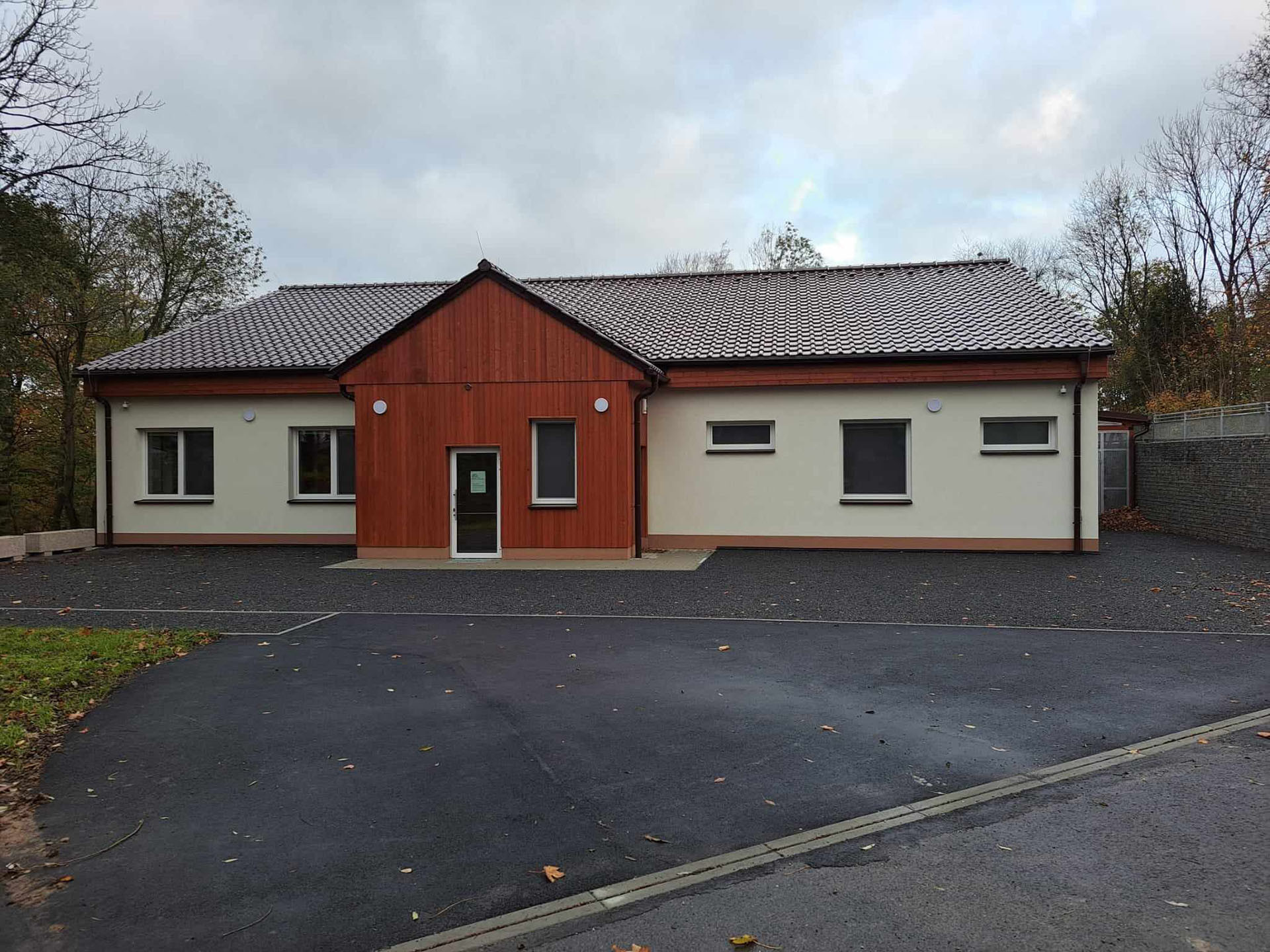 Chátrající a zanedbaný objekt bývalého pohostinství v areálu koupaliště v Mořkově se po revitalizaci proměnil na restauraci s možností celoročního provozu.