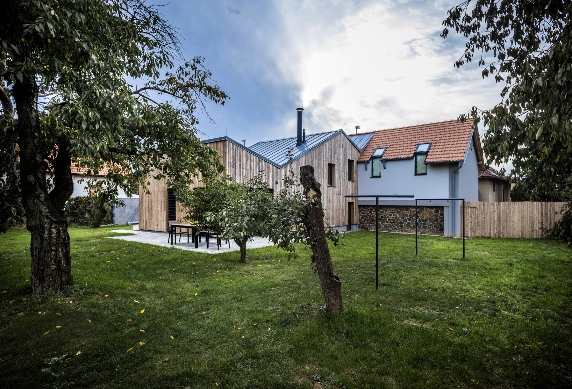 Rodinný dům v Písnici, daviddavidová architekti: Ve své hmotě měl ale zakomponovanou i starší část – konkrétně stodolu z dvacátých let 20. století