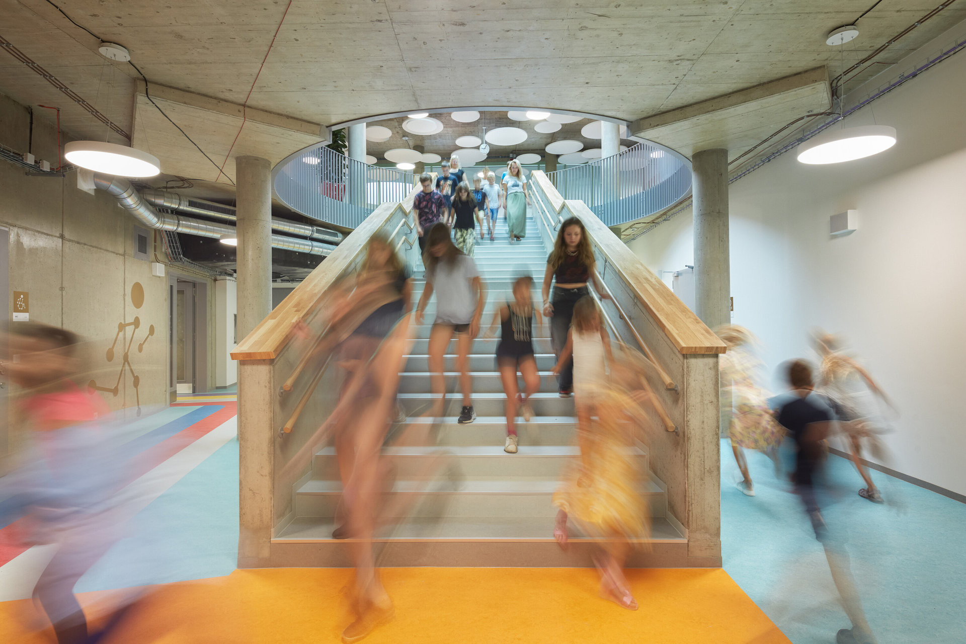 Hlavní schodiště (ZŠ bratří Fričů v Ondřejově; ATELIER 6)