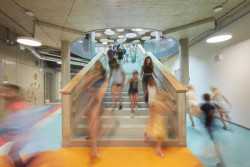 Hlavní schodiště (ZŠ bratří Fričů v Ondřejově; ATELIER 6)