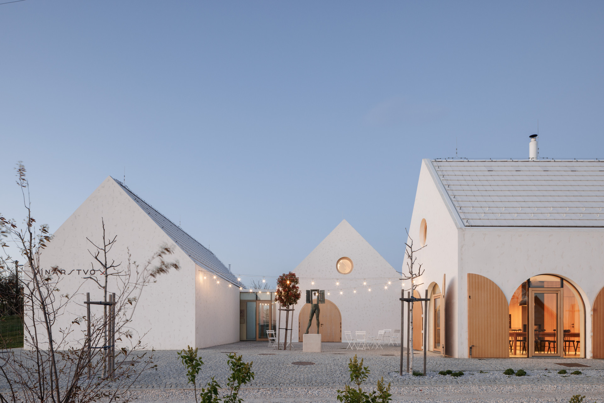 Jednopodlažní, zděné, se sedlovou střechou, tak vypadají budovy vinařství S ve Strekově. Zapadají přirozeně do vinařské vsi. Přispívají k tomu také obloukové otvory a dřevo.