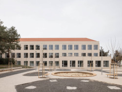 Břízolit je tradiční omítka používaná již několik desetiletí a zájem o ni opět roste, a to nejen pro její zajímavý mírně třpytivý povrch, ale především pro její téměř nesmrtelnou životnost