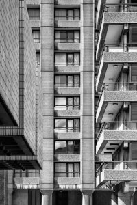 Obytný komplex Barbican Estate od trojice architektů Chemberlain−Powell−Bond z let 1969−1982