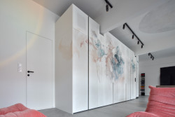 Interiéry jsou laděné hlavně do světlých barev, tou pestrou, která se do bytu dostala, je růžová. (Byt v Praze, ateliér Malfino)