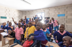 Bednicí systém „TwistBlock Moulds“ – inovativní bednění pro výrobu betonových tvárnic, které byly mimo jiné použity při výstavbě školy v Nairobi.