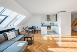 Interiér pražského mezonetu od studia 2MAD