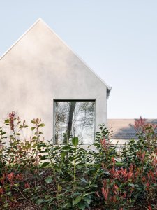 Okna jsou orientovaná na zajímavé výhledy. (Dům u vinohradu, ARCHITEKTI mikulaj & mikulajová )