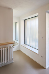 Vstup do domu (Řadový dům v Čimicích, Plus One Architects)