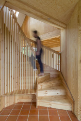 Ti museli reagovat na místní regulace a podmínky, protože se dům nachází v CHKO Český kras, která usiluje o zachování místního stavebního dědictví. (Casa De Mi Luna, Studio Circle Growth)