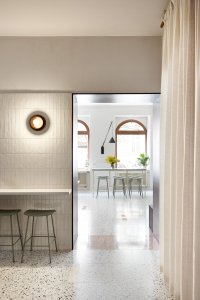 Pohled ze zadní místnosti kavárny směrem k barovému sezení. (Mezi Srnky, Markéta Bromová Architekti)