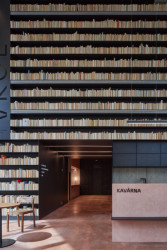 Obnova Červeného kostela, atelier-r: Nové moderní přístavbě dominuje recepce s menší kavárnou zhotovená z betonu v jemném růžovém odstínu